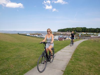Fahrrad fahren am Dangaster Hafen