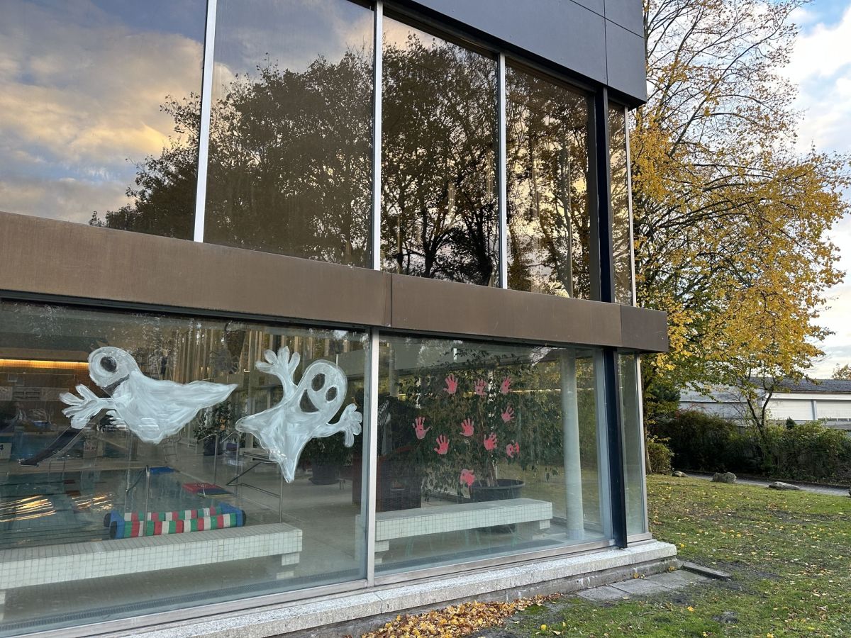 Geister an der Fensterscheibe zu Halloween im Hallenbad Varel