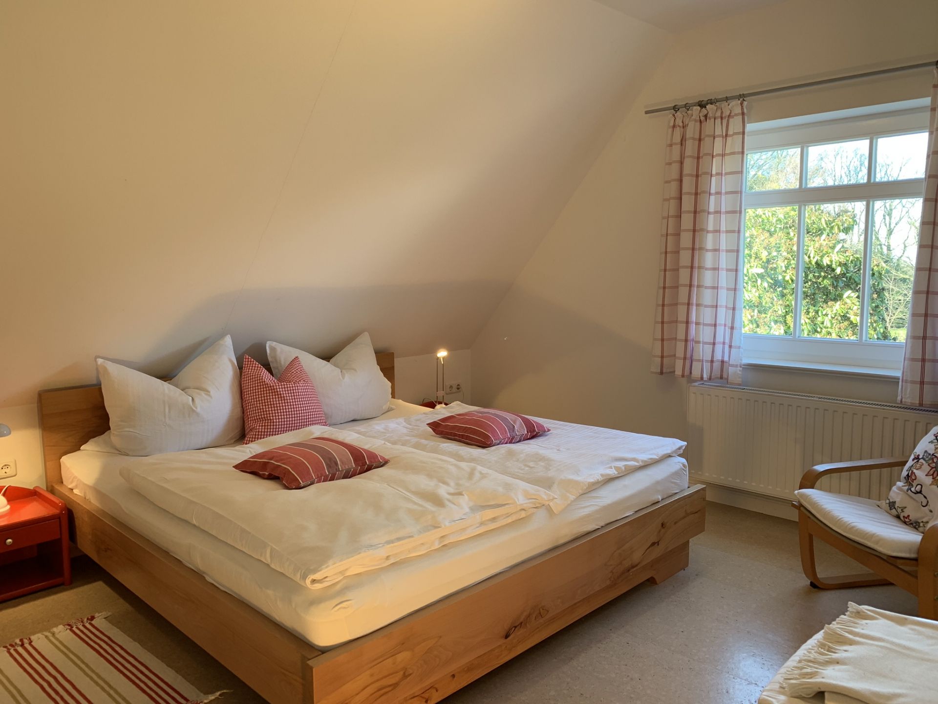 Doppelbett in einem Schlafzimmer in einer Ferienunterkunft im Nordseebad Dangast