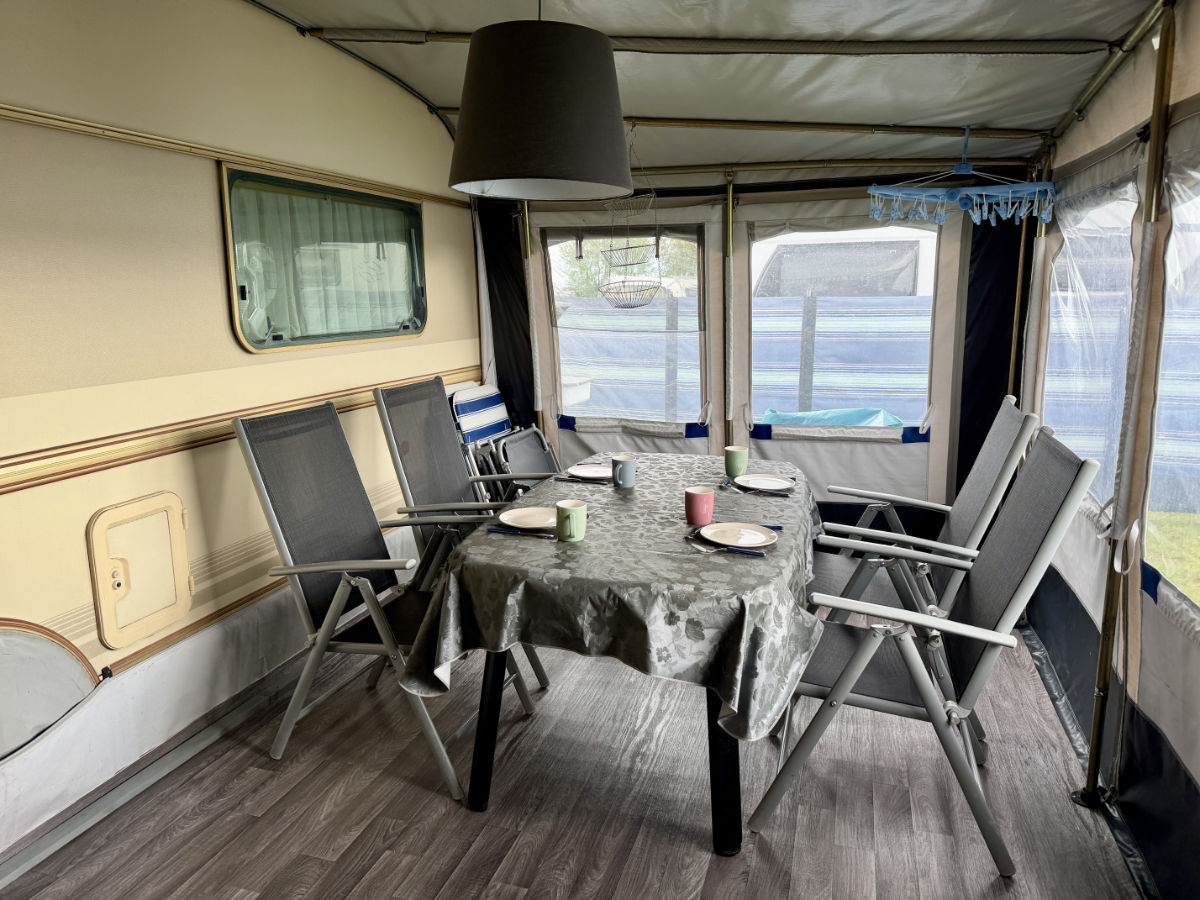 Sitzgruppe im Vorzelt des Mietwohnwagens auf dem Strandcampingplatz Dangast